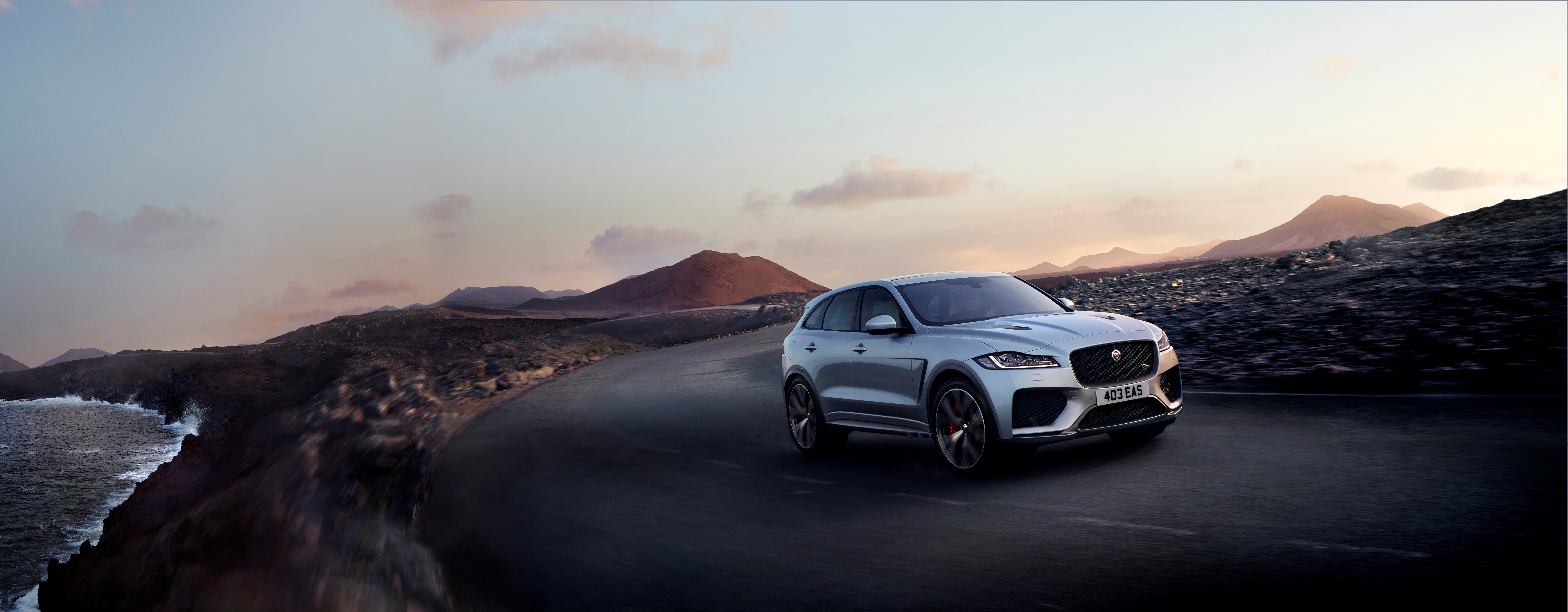 جاكوار F-PACE SVR تجمع بين الأداء الخارق للسيارت الرياضية والتصميم العملي لسيارت الدفع الرباعي